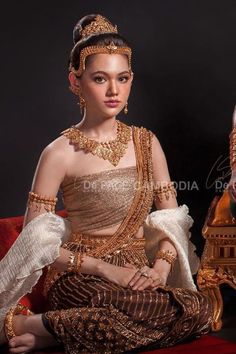 Southeast Asian Clothing, Blonde Highlights Short Hair, Khmer New Year, Short Hair Highlights, Asian Clothing, Khmer Empire, Cambodia Wedding, Traditional Dresses Designs, King Fashion