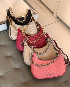 Teen Purses Popular, Legging Shoes, Mk Bags Michael Kors, Sac Michael Kors, Purse Chanel, Too Real, Trendy Purses, My Style Bags, Luxury Bags Collection