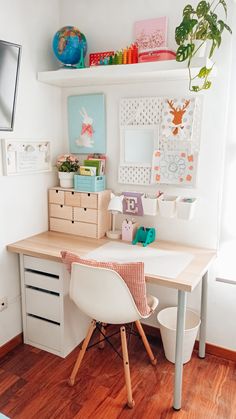 Desk office room decoration girl girly study cute modern Girls Desk Area, Dreamy Girls Bedroom, Desk For Girls Room, Summer Room Ideas, Rooms Aesthetic, Kids Room Desk, Ideas Room Decor, Summer Room, Idea Aesthetic