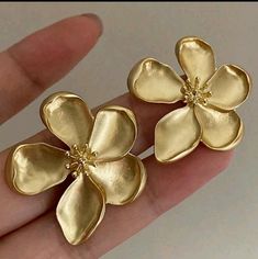 Retro French Style Metal Flower Earrings, Exaggerated And Luxurious High-End Design Elegant Ear Studs Retro Earring, Alloy Earrings, Flower Stud Earrings, Metal Flower, Jewelry Lookbook, Flower Stud, Flower Earrings Studs, Metal Flowers, Flower Studs