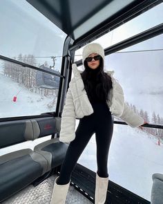 Snow Jackets Women Outfit, Snow Women Outfits, Fashion Snow Outfit, Ski Winter Outfits, Canada Winter Outfits Aesthetic, Snow Day Fashion, Winter Snow Fits, Winter Ootd Women, Snow Looks For Women