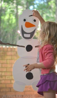 Do you want to build a snowman? This easy to make toy allows kids to build Olaf over & over again. Stick & re-stick for endless fun! {#Frozen fun for kids} Olaf Diy, Build A Snowman Kit, Frozen Diy, September Preschool, Wet Foam, Mat Man, Snowman Kit, Frozen Bday Party, Experiments Kids