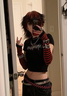 girl wearing red and black emo fashion Stile Punk Rock, Fete Emo, Hair Aesthetics, Scene Outfits, Punk Clothing, Scene Fashion, Emo Outfits, Cooler Look