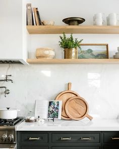 the kitchen counter is clean and ready for us to use in some places like this