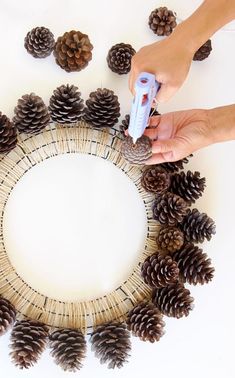 Beautiful Fast & Easy DIY Pinecone Wreath ( Improved Version!) - A Piece Of Rainbow Diy Pinecone Wreath, Couronne Diy, Dekoratívne Vence, Christmas Decorations Centerpiece, Diy Pinecone, Thanksgiving Diy