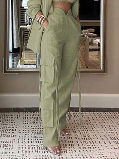 Hairstylist Fashion, Fit Cargo Pants, Pocket Stitching, Plain Pants, Elegante Casual, Photoshoot Inspo, Fitted Blouses, Clothes Style, Loose Shirts