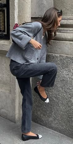 Grey Jeans Work Outfit, Older Mom Outfits, Aw24 Outfits, 40s Mode, 70s Jacket, Adrette Outfits, Flats Outfit, Paris Mode, Work Fits