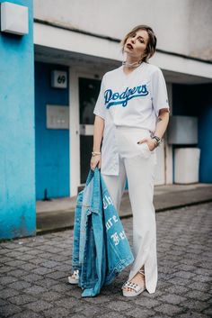 Authenticity Baseball Shirt Outfit Women, Girl With Cap Aesthetic, Sports Jersey Outfit Women, Baseball Tshirt Outfit, Baseball Outfit Women, Sport Jersey Outfit Women, Sports Shirt Outfit, Baseball Tee Outfits