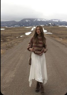 Looks Pinterest, Estilo Hippy, Mode Hippie, Long Skirt Outfits, Estilo Hippie, Neue Outfits, The Number 1, Dirt Road, Winter Trends