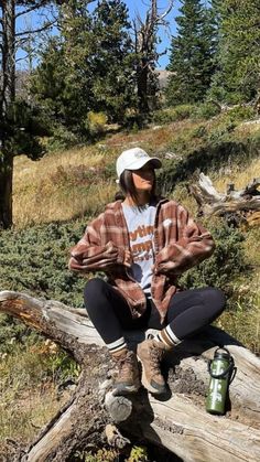 How to Look Cute While Camping - Outfit Inspo Walking Outfit Outdoor, Trail Outfits, Cabin Outfit, Outdoorsy Outfits, Granola Girl Outfits