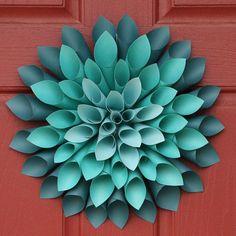 Deavita.fr vous encourage à donner du peps à la porte d’entrée en fabriquant une couronne de Noël en papier digne de son nom ! . Diy Fleur, Paper Flower Wreaths, Paper Dahlia, Diy Flores, Fleurs Diy, Paper Wreath, Hiasan Bilik, Diy Papier, Creation Deco