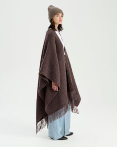 made in Italy 
oversized poncho
decorative golden pin
Fringes at the hem
no side seams Aylin Koenig, Winter Poncho, Poncho Cape, Fashion Fall, Wash Bags, Ponchos, Cape, Autumn Fashion, In Italy