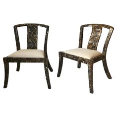 a pair of chairs sitting next to each other