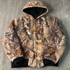 Vintage 2000s Carhartt Active Workwear Real Tree Camo Heavy Duty Fall Season Y2K Aesthetic Brown Zip Up Coat Large Mens Condition:  Excellent Used Condition  = No Flaws Measurements: Please see photos above for all measurements IF YOU BUY TWO OR MORE ITEMS USE THE CODE BUNDLE @ CHECK TO SAVE 20% WE SHIP WITHIN 24 HOURS AFTER PURCHASE! Please be aware that we do not offer free returns!! The Buyer is responsible for the cost of the return label.  Follow us on TikTok & Instagram @findsnostalgic and Camouflage Outerwear For Outdoor Work In Fall, Winter Camouflage Cotton Outerwear, Camouflage Cotton Outerwear For Streetwear, Real Tree Outfit, Camo Jacket Outfit Men, Camo Jacket Outfit, Real Tree Camo, Outfit Inso, Brown Zip Ups