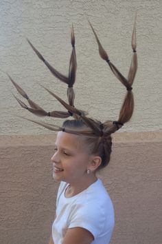 Morgan wanted to have antlers this year.  Good thing her daddy is amazing at designing :) Halloween Makeup Easy, Crazy Hair Days, Halloween Hair, Creative Hairstyles, Teen Hairstyles