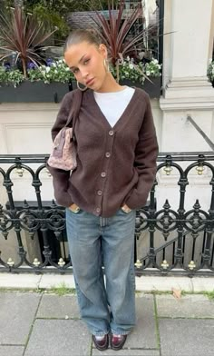 Cardigan With Shirt Underneath, Quilted Jacket Outfit Aesthetic, Ireland In May Outfits, Brown Leather Purse Outfit, November Style Outfits, 2000s Cardigan Outfit, Thanksgiving Outfits Ideas, Barcelona Fall Fashion, Skirt And Jeans Combo