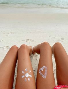 Best Beach Poses, The Beach With Friends, Poses With Friends, Beach With Friends, Beach Photo Inspiration, Beach Poses With Friends, Photos Bff, Summer Picture Poses, Photo Summer