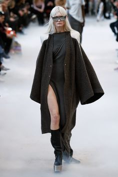 Rick Owens Fall 2020 Ready-to-Wear Fashion Show - Vogue Peter Lindbergh, Vogue Germany, Knitwear Fashion, Eyes Design, Girls Eyes, Fashion Show Collection, Purse Jewelry, Fashion Photoshoot, Jewelry Shopping