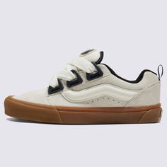 A Puffy 90s Style Inspired by the Past, but Built for TodayThe Knu Skool DR is a modern interpretation of a classic 90s style, defined by its puffed up tongue and 3D-molded Sidestripe, and tied off with oversized, chunky laces. With its in-your-face profile, dramatic style details, and D-ring eyelets that provide a vintage aesthetic and extra lacing support, the Knu Skool DR plays off of the original Old Skool while blending an icon of the past with today’s trends. Reissued 90s low-top shoe Stur Face Profile, Dr Shoes, Dramatic Style, Vans Logo, Nike Shoes Air Max, Jeans Cargo, Swag Shoes, Unisex Shoes, 90s Style