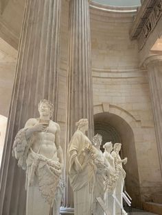 the statues are all lined up on the stairs