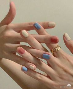 Simple Medium Gel Nails, Hidden French Manicure, 2 Color Nail Polish Ideas, Nail Polish Multiple Colors, Shorts Nails Ideas Gel, Cute Gel Nails French Tip, Trendy Natural Nails Short, Short Nails Strawberry, Spring Nail Inspo Square