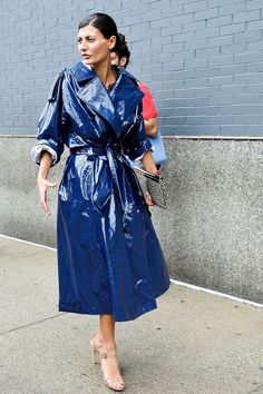 Vinyl Fashion, Style Bleu, Blue Raincoat, Trend 2024, Rain Jacket Women, Fashion Magazines