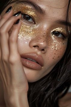 Gold Sparkle Makeup Glitter, Day And Night Makeup Looks, Glitter Mask Makeup, Glitter Flakes Makeup, Shiny Makeup Look Glitter, Yellow Glitter Makeup, Gold Goddess Makeup, Goddess Costume Makeup, Shiny Eye Makeup