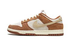 The Nike Dunk Low PRM “Medium Curry” dressed the former performance basketball and current lifestyle shoe in an autumnal colorway.  One of the many strengths of the Dunk is its ability to combine different colors and textures together in an appealing way, and the “Medium Curry” is no exception to the sentiment.  Hairy brown suede panels on the forefoot, eyelets, collar, and heel stand out against the white leather base.  A shade of cream called “Fossil” is applied to the suede Swoosh and the hee Doudoune The North Face, Curry Shoes, Adidas Sl 72, Nike X Travis Scott, Low Air Jordan 1, Dr Shoes, Adidas Spezial, Dunks Nike, Nike Brand