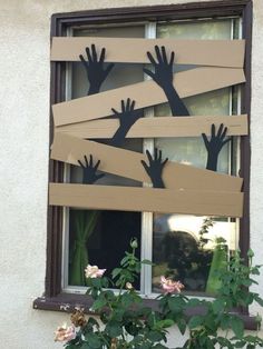 Easy DIY Halloween Decorations For Outdoor Yard - Spooky October Outdoors - RecipeMagik Spooky October, Halloween Office, Halloween Front Porch Decor