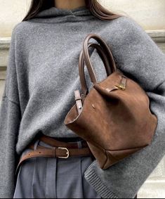 Suede Bag Outfit, Shrimp Roll, Minimal Chic Style, Suede Outfit, Brown Outfit, Brown Bag, Outfit Trends, Fall Fits, Winter Fits