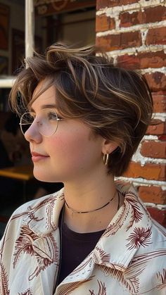 Short Manageable Hair For Women, Pixie Hairstyles Middle Part, Short Women Haircuts Pixie, Feminin Short Hair, Short Hair With Oval Face, Frizzy Pixie Haircut, Short Queer Haircuts Round Face, Shaggy Short Hair Side Part, Long Pixie Round Face