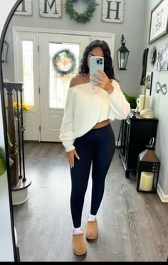 Discover cozy and stylish fall yoga pants outfits that are perfect for layering and cool-weather looks. Basic Winter Outfits Schools, Coach Slides Outfit, Comfy College Outfit Winter, Comfy Outfits Leggings, Cute Comfy Outfits For Fall, Cute Bummy Outfit, Cozy College Outfit, Yoga Pants Outfit Ideas, Stay At Home Outfits