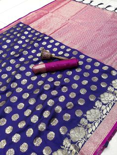 Super hit
Pure silk sarees


Fabric=pure heavy soft Banrasi  silk Original gold jari with butta Dijain heavy weaving  pallu and contrast boder

Blouse=CONTRAST

Price=1680 free s/-rs