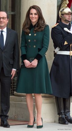 the duke and princess of cambridge are standing in front of guards