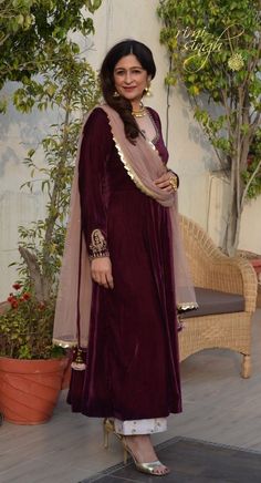 Velvet Suit Design, Latest Dress Design, Kurti Neck, Casual Indian Fashion, Pakistani Fancy Dresses, Velvet Dresses, Velvet Clothes, Dress Design Patterns