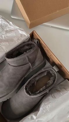 Winter Shoes 2023, Best Winter Shoes, Ultra Mini Ugg, 2023 Shoes, Grey Uggs, Shoe Inspo, Swag Shoes, Pretty Shoes