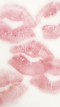 pink lips are arranged in the shape of a circle