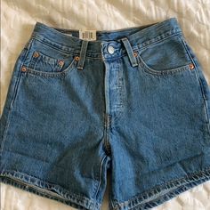 These Shorts Are So Cute! They Are Made Of Non-Stretch Denim, But Are Still Comfy. Levi’s Denim Is Such Good Quality And Can Last A Lifetime. They Have A Button Fly And Can Be Cuffed Or Un Cuffed Depending On How You Want To Style Them. Shorts Outfits Aesthetic, Shorts Levis, 501 Shorts, Mid Rise Denim Shorts, Levi Jean Shorts, Mid Thigh Shorts, Italy Outfits, Mom Shorts, Levi Shorts