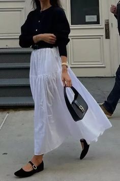 Cool Tourist Outfit, White Maxi Dress Street Style, Going To A Museum Outfit, Classic Polished Style, Work Outfits White Pants, Transitional Dressing Summer To Fall, Work Dress Summer, August In London Outfits, Cool Summer Work Outfits