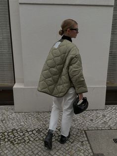 Quilted Coat Outfit, Sage Quilt, Quilted Jacket Street Style, Quilted Jacket Outfit, Green Jacket Outfit, Fall Fashion Skirts, Liner Jacket, Jacket Outfit