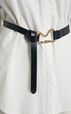 Add some extra sass to your outfit with the Emerie Irregular Buckle Waist Belt in Black/Gold. Made for those who love a little edge, this belt features a unique irregular buckle that will spice up any casual look. The black and gold color combination makes it versatile enough to wear with just about anything! Whether you’re wearing high waisted jeans or cinching in a flowy dress, this belt is sure to turn heads. So go ahead, give your outfit that extra pop of personality with the Emerie Irregula Statment Belt, How To Wear A Belt, Macrame Projects For Beginners, Cool Belts, Unique Belts, Diy Macrame Projects, Metal Waist Belt, Belts Aesthetic, Statement Belts