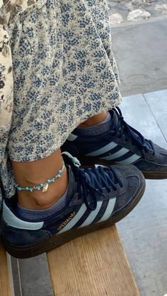 Dr Shoes, Skandinavian Fashion, Shoe Wishlist, Adidas Vintage, Adidas Spezial, Shoe Inspo, Looks Street Style, Aesthetic Shoes, Barefoot Shoes