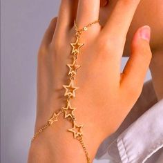 Hand Chain Jewelry, Finger Bracelets, Magical Jewelry, Jewelry Accessories Ideas, Star Jewelry, Hand Chain, Fancy Jewelry, Hand Jewelry, Fantasy Jewelry