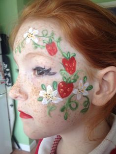 Strawberry a Strawberry Face Paint, Face Painting Tips, Christmas Face Painting, Creepy Halloween Makeup, Summer Camp Crafts