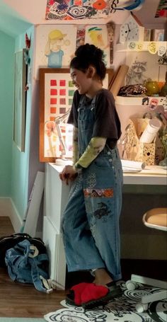 Art Overalls Outfit, Overalls And Headband, Overalls And Graphic Tee, Claudia Outfits Bsc, Weird 80s Fashion, Painter Clothes Aesthetic, How To Improve Your Clothing Style, Comiccon Outfit Casual, How To Dress Like Claudia Kishi