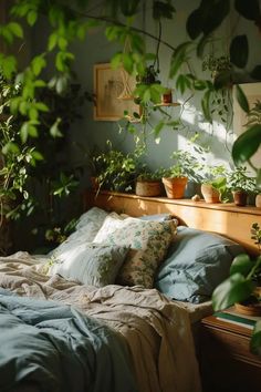 24 Botanical Bedroom Ideas to Decorate with Greenery Botanical Bedroom Ideas, Plants In Bedroom, Nature Bedroom, Plant Bedroom, Nature Inspired Bedroom, Botanical Bedroom, Jungle Bedroom, Bedroom Aesthetic, Bedroom Ideas