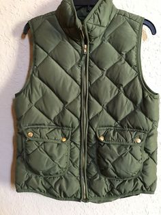 womens ( Woolrich) puffy vest / size M/ green. Sleeveless Green Outerwear For Fall, Green Vest Outerwear For Fall, Green Sleeveless Outerwear With Pockets, Green Sleeveless Vest Outerwear, Fitted Green Vest Outerwear, Green Casual Vest For Fall, Casual Green Vest Outerwear, Casual Green Vest For Fall, Puffy Vest