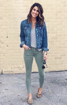 Popular Spring Outfits, Jean Jacket Outfits, Teaching Outfits, Fall Attire, Leopard Shoes, Fashion Book, Traje Casual, Green Jeans, Outfit Jeans