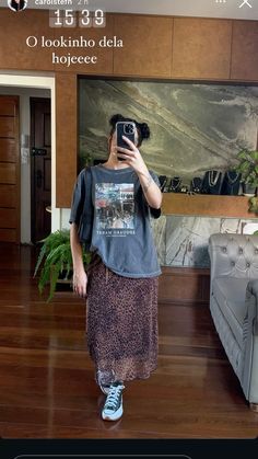 Band Tshirt Outfit Aesthetic, Tee Over Dress, Oversize Shirt Outfits Women Casual, Styling Graphic Tees Outfits, Graphic Tshirt Outfit, Eclectic Fashion Style, Oversized Shirt Outfit, Looks Jeans, Looks Street Style