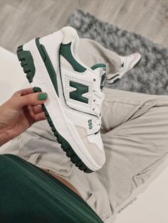 Zapatillas tenis zapatos sneakers New balance verde Green 550 outfit New Balance 550 Verdi, Sneakers Trend 2024, New Balance 550 Green, Looks Hippie, Sneaker Outfits Women, Balance 550, Pastel Goth Fashion, Aesthetic Shoes